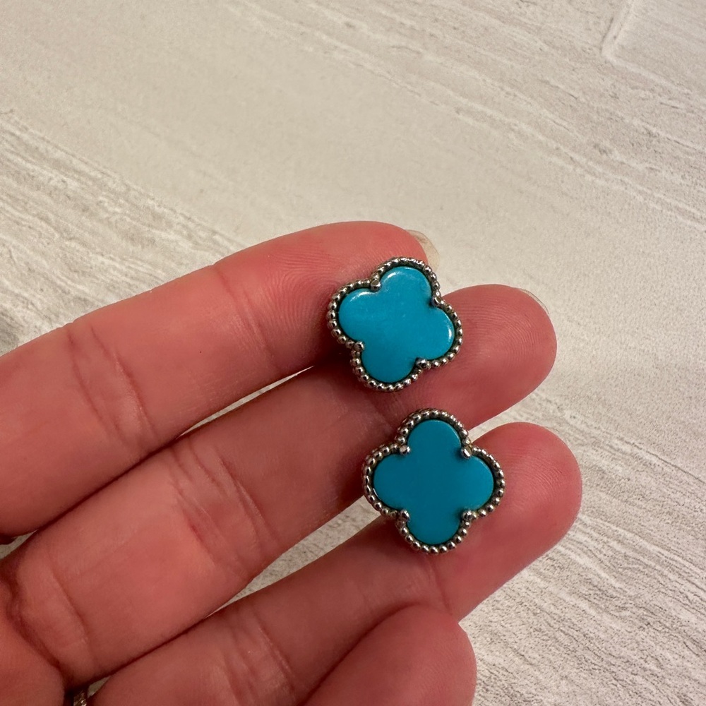 Turquoise motif clover earrings
